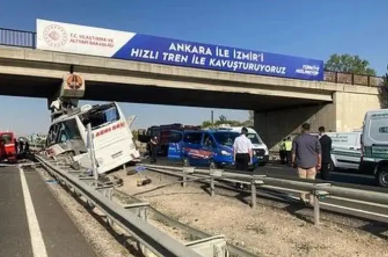 Ankara Polatlı'da feci kaza!Otobüs köprüye saplandı!10 kişi öldü!