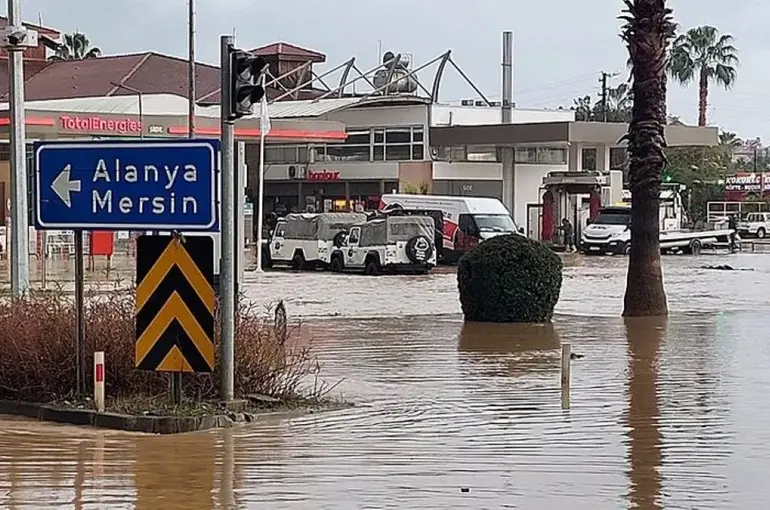 Antalya'da Sağanak Yağış! Manavgat’ta Sel Hayatı Felç Etti!