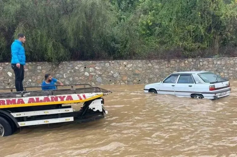 Antalya'da Sağanak Yağış Ulaşımı Felç Etti!