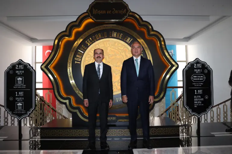 Bakan Ersoy, Konya Büyükşehir Darü’l-Mülk Sergi Sarayı’nı Gezdi