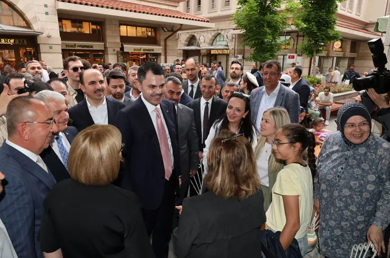 Bakan Murat Kurum Türbeönü Çarşılarında Konyalılarla Kucaklaştı