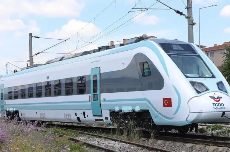 Bakan Uraloğlu:Milli Elektrikli Tren Setinin Üçüncüsü de Raylarda! 2 yılda sayımız 25'e ulaşacak!