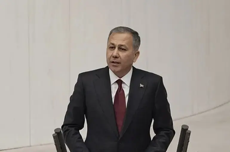 Bakan Yerlikaya gün gün ülkesine dönen Suriyeli sayısını açıkladı!