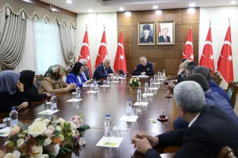 Bakan Yerlikaya’dan Diyarbakır Annelerine Destek!