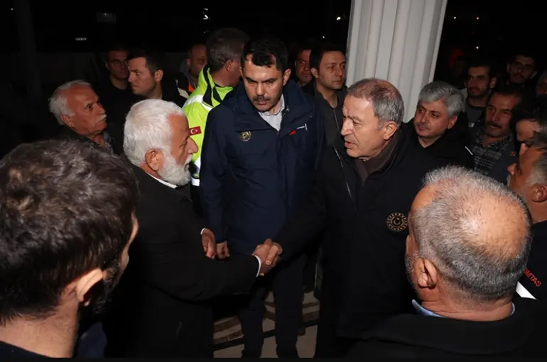 Bakanlar Akar ve Kurum, depremden etkilenen Samandağ'da inceleme yaptı