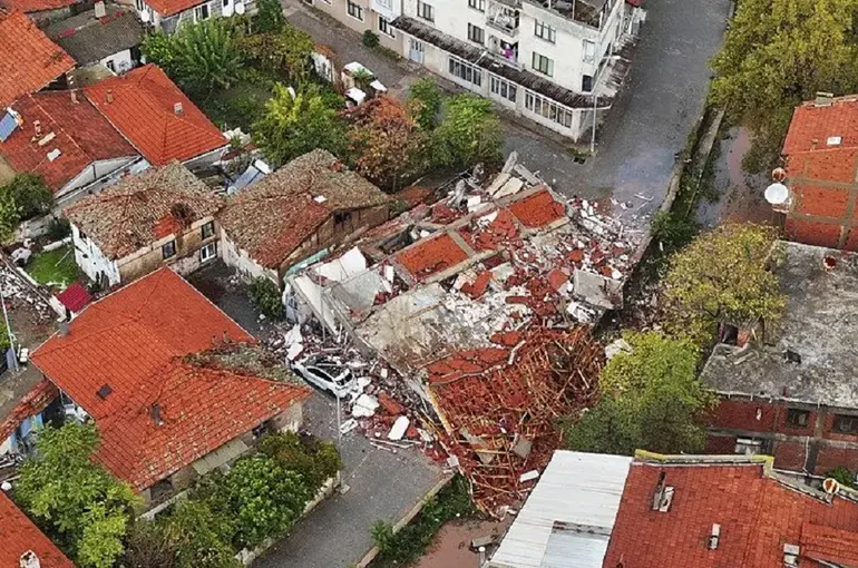 Balıkesir Sındırgı Depreminde Çöken Binalar Böyle Görüntülendi!