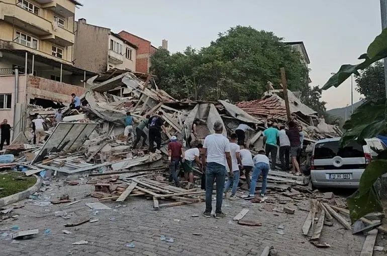 Balıkesir Sındırgı’da 6,1 Büyüklüğünde Deprem: Bir Kişi Hayatını Kaybetti, Onlarca Yaralı Var