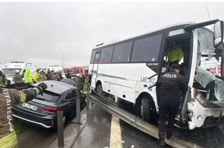 Başakşehir’de Polis Servisi Kaza Yaptı: Kalbi Duran Memur Hayata Döndürüldü