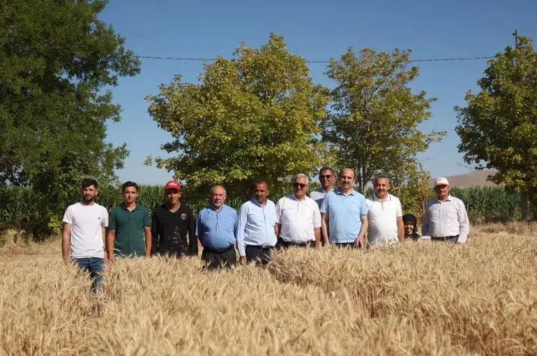 Başkan Altay Altınekin’de Çiftçilerle Hasat Yaptı, Çocuklarla Sinema Coşkusunu Paylaştı