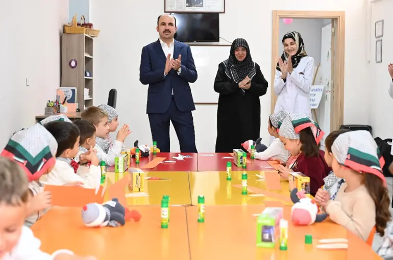 Başkan Altay, Filistin Duyarlılığıyla Dikkat Çeken Minik Öğrencileri Ziyaret Etti