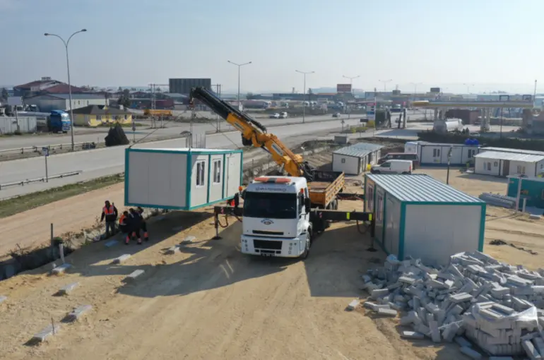 Başkan Altay: “Hatay’daki Konteyner Kentimizde İlk Konteynerleri Yerleştirmeye Başladık”