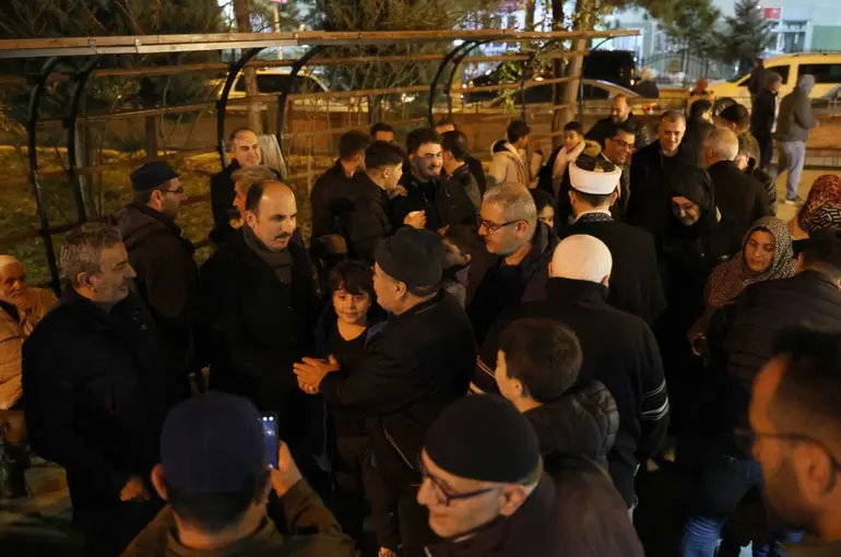 Başkan Altay İftar Öncesi ve Teravih Sonrası Konyalılarla Bir Araya Geldi