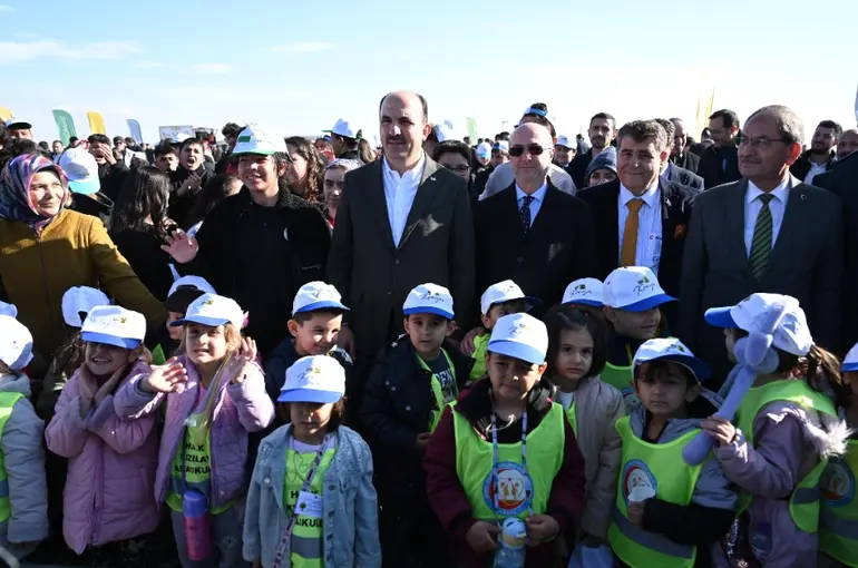 Başkan Altay Öğrencilerle Birlikte 15 Bin Fidanı Toprakla Buluşturdu