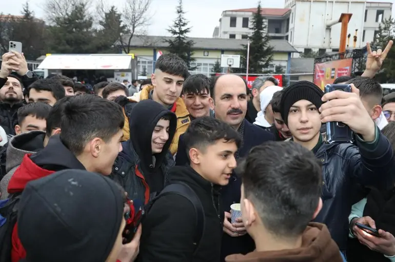 Başkan Altay Öğrencilerle ve Esnafla Buluştu