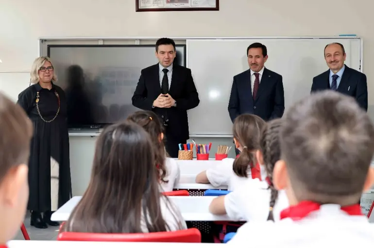 Başkan Hasan Kılca Karatay’da Öğrencilerin Karne Sevincini Paylaştı