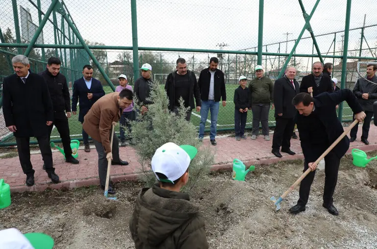 Başkan Hasan Kılca, Öğrencilerle Fidan Dikti