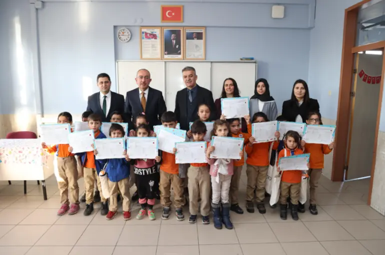 BAŞKAN KAVUŞ, ÇOCUKLARIN KARNE SEVİNCİNE ORTAK OLDU