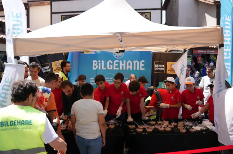 Bilgehane Öğrencileri Vatandaşlara Aşure İkram Etti