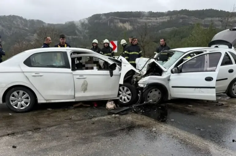 Burdur Ağlasun Yolunda Feci Çarpışma! 7 Kişi Hayatını Kaybetti, 5 Yaralı!