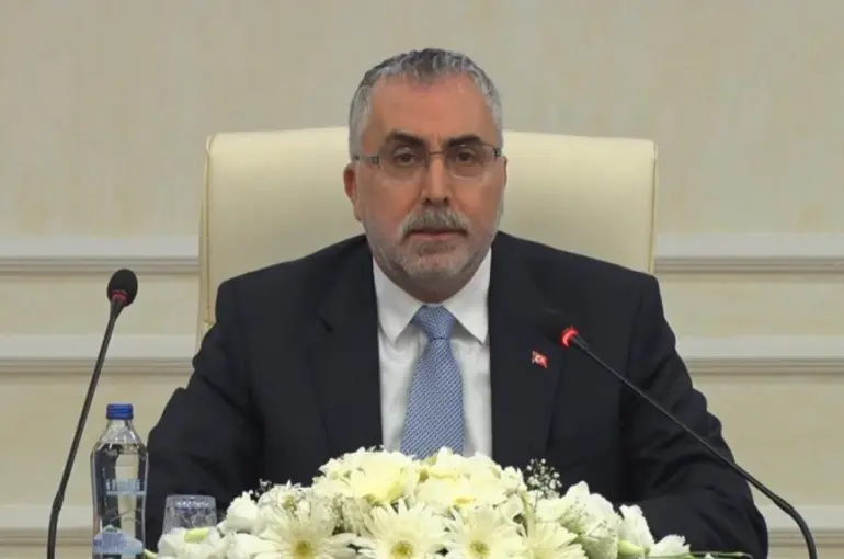 Çalışma Saatlerinde Flaş Değişiklik! Bakan Işıkhan Duyurdu: Mesailer 09.00-15.30 Arası Olacak