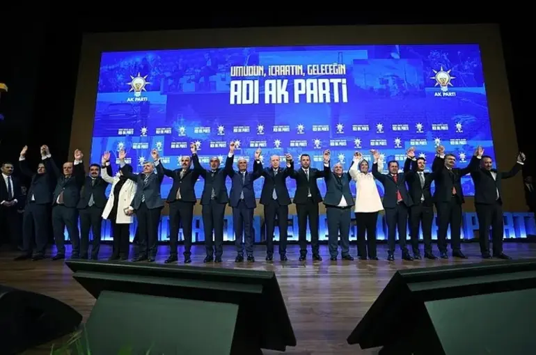 Cumhurbaşkanı Erdoğan AK Parti'ye katılan isimlerin rozetlerini taktı!