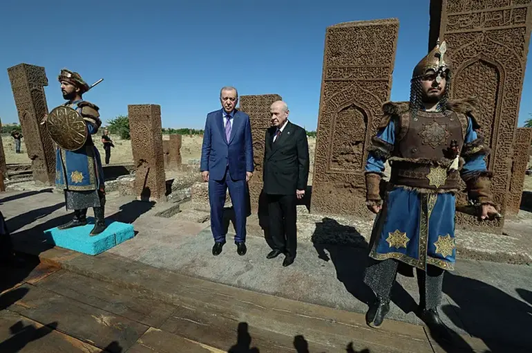 Cumhurbaşkanı Erdoğan ve Bahçeli’den Ahlat Selçuklu Mezarlığı’nda Anlamlı Ziyaret