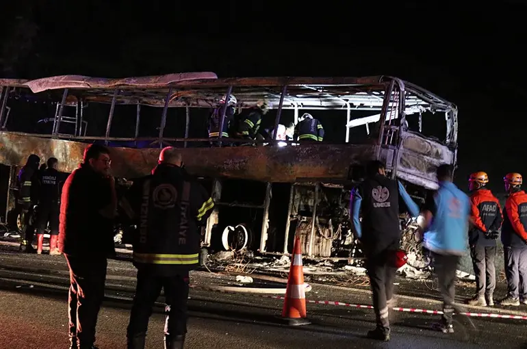 Denizli'de Yolcu Otobüsü Yandı: 1'i Bebek 8 Kişi Hayatını Kaybetti