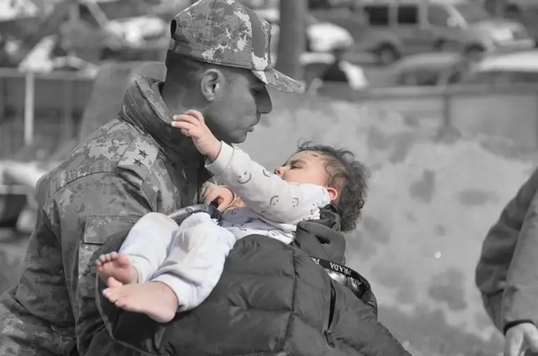 Deprem sonrası mucize kurtuluşlar! Gözyaşları sel olup aktı!