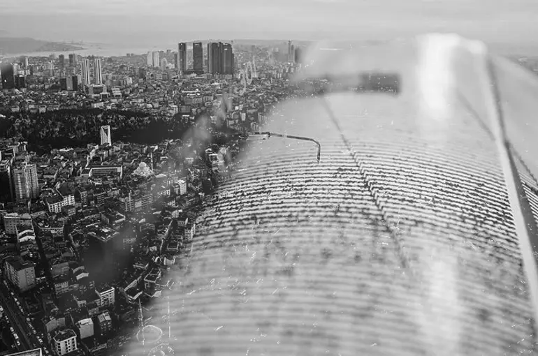 Deprem uzmanı Marmara fay hattını işaret etti İstanbul'a deprem uyarısı yaptı 