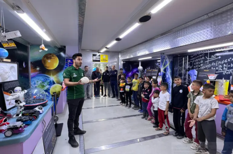 Depremzede Çocuklar Konya Büyükşehir`in Bilim Tırı`nda Moral Buluyor