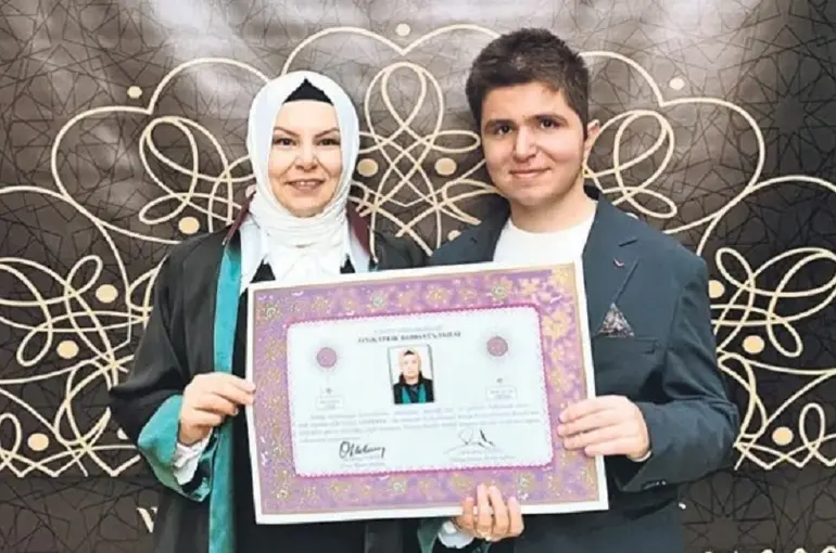 Evladının Adaleti İçin Yola Çıktı: 40 Yaşında Hukuk Fakültesi Birincisi Oldu