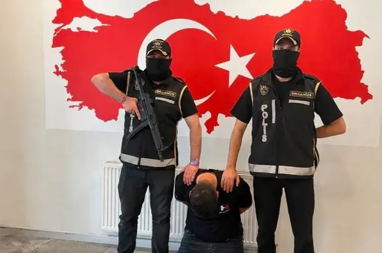 Firari suç örgütü üyesi Bakü’de kıskıvrak yakalandı! Türkiye’ye getirildi