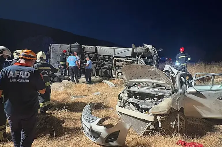 Gaziantep Nurdağı’nda Feci Kaza: Otobüs ile Otomobil Çarpıştı, 7 Kişi Hayatını Kaybetti