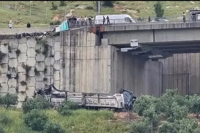 Gaziantep’te Can Pazarı: Viyadükten Uçan Tır Faciasında 3 Kişi Hayatını Kaybetti