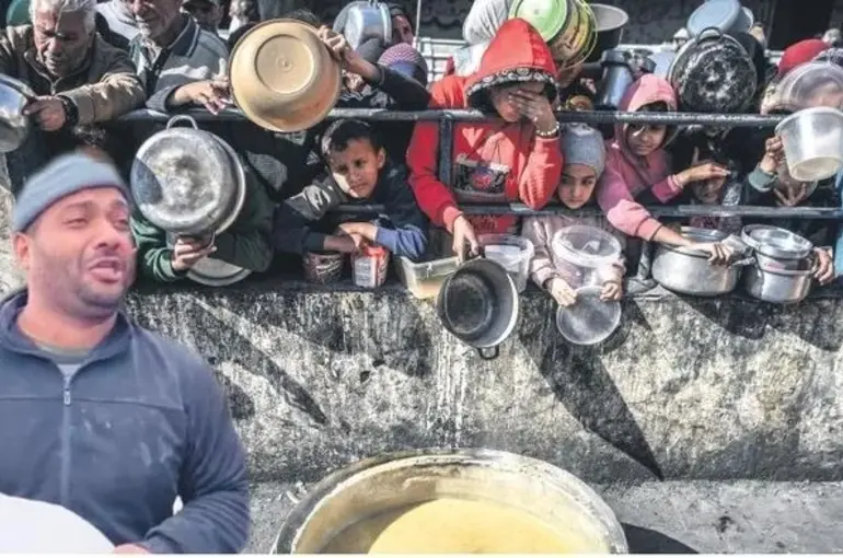 Gazze ağlıyor! Bir torba un için sevinç gözyaşları