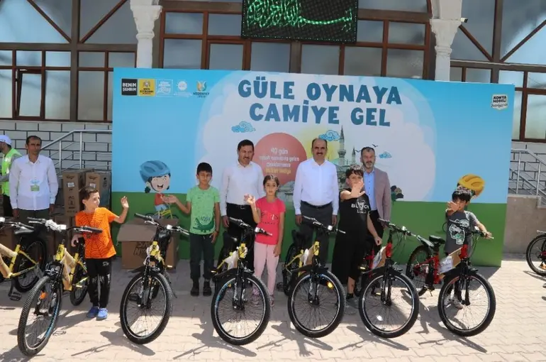 Güle Oynaya Camiye Gel Projesi’nde Bisiklet Dağıtımı Başladı