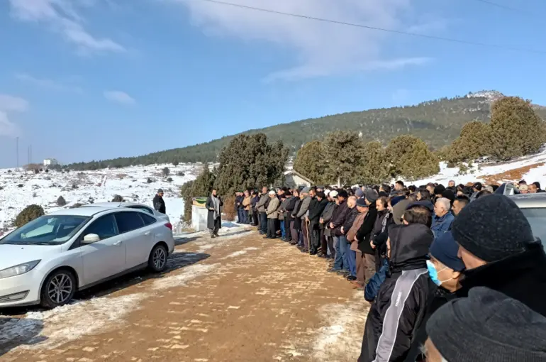 Hatay’da 14 katlı binanın enkazında can veren öğretmen Konya’da toprağa verildi