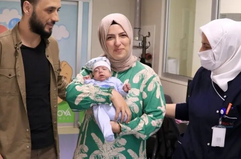 İKİZİ HAYATINI KAYBETTİ, 4 AYLIK MÜCADELEYİ KAZANINCA AİLE BU İSMİ VERDİ