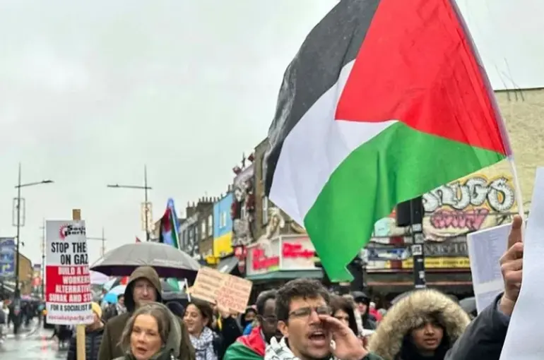 İngiltere’de yerel halk İsrail'in Filistin’e yaptığı soykırıma karşı isyan etti