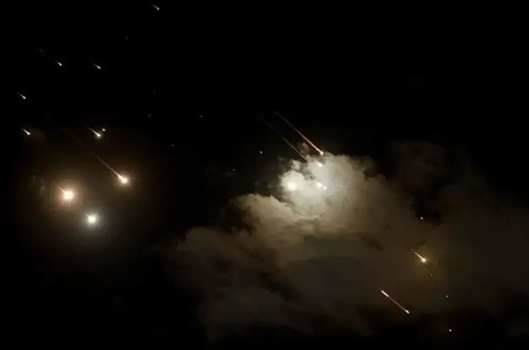 İran Füzeleri Tel Aviv Semalarında! 500 Füze Ateşlendi! Yüzde 80'i Hedefe Ulaştı!