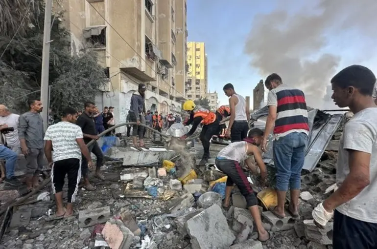 İsrail Gazze'de camiyi vurdu: Çok sayıda ölü ve yaralı var