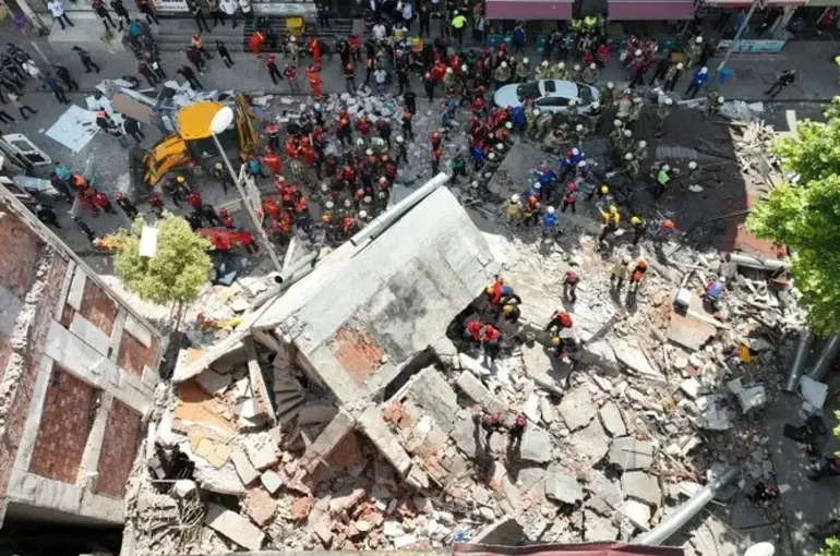 İstanbul Küçükçekmece'de 3 katlı bina çöktü: 1 ölü 2 si ağır 8 yaralı!
