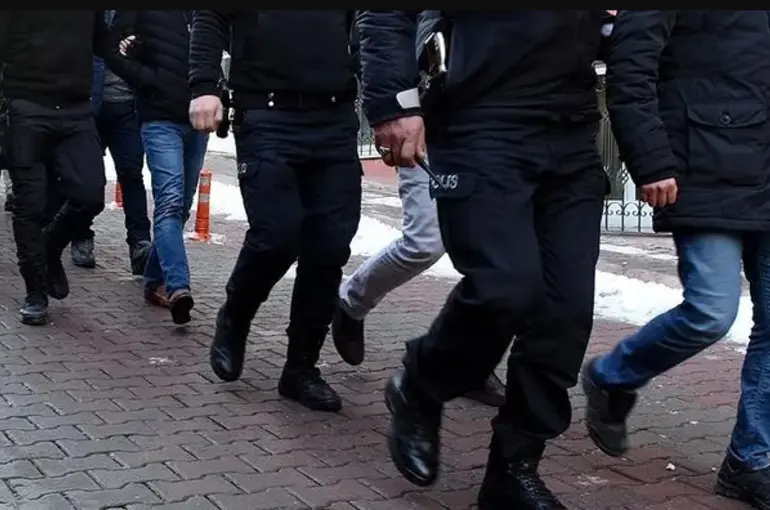 İzmir merkezi 5 ilde FETÖ operasyonu: 10 gözaltı