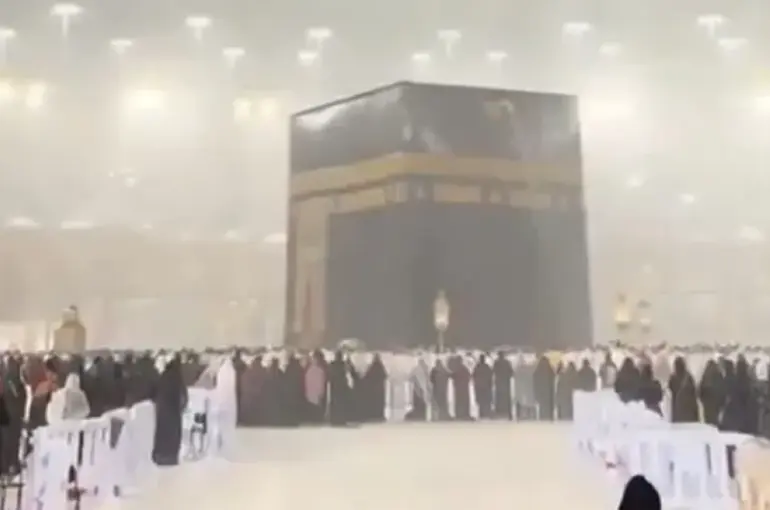 Kabe’de Yağmur Altında Tavaf! On Binlerce Müslüman Dua Etti!