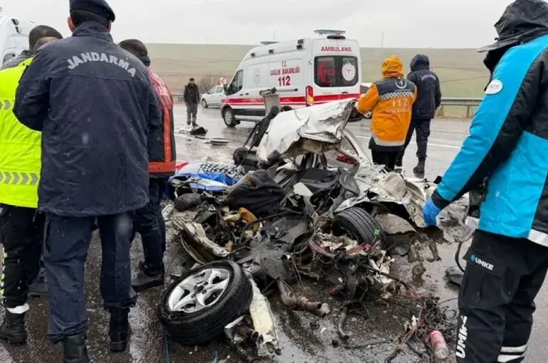 Kahta’da Feci Kaza: Otobüs İle Otomobil Kafa Kafaya Çarpıştı, 3 Kişi Hayatını Kaybetti!