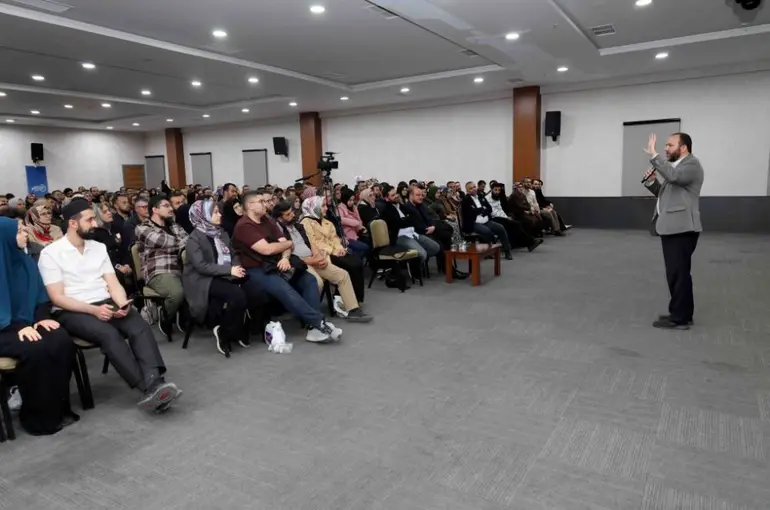 Karatay’da Aile Akademisine Yoğun İlgi: “Güçlü Aile Bilinçli İletişimle Kurulur”