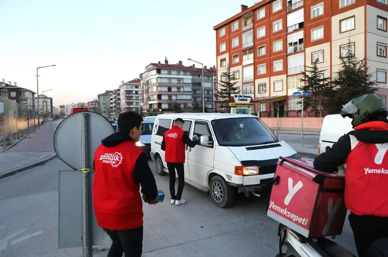 Karataylı Gençler İftara Yetişemeyenleri Yalnız Bırakmıyor!