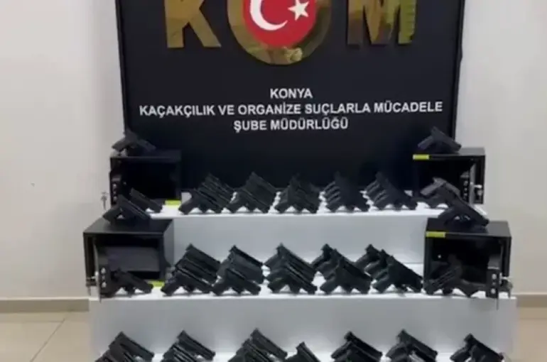 Kargodaki Çelik Kasalardan 100 Ruhsatsız Tabanca Çıktı