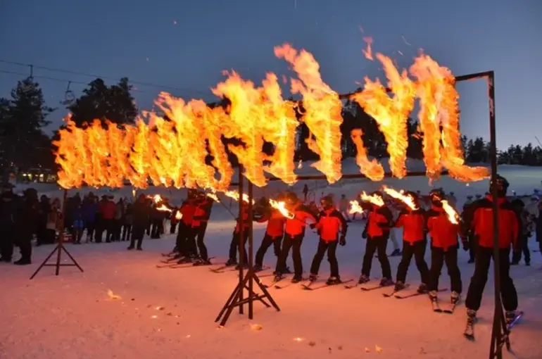 Kars Sarıkamış’ta JAK Timleri ve Komandolardan Meşaleli Kayak Gösterisi!