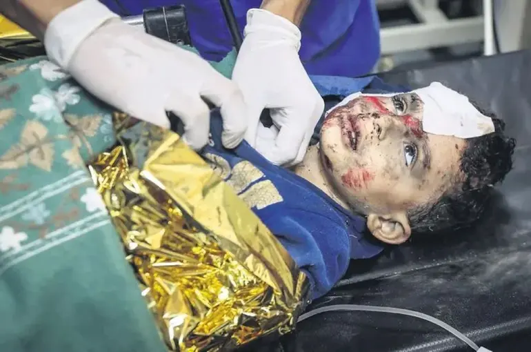 Katil İsrail soykırıma devam ediyor! Yerdeki yaralı çocukları drone ile vuruyor!